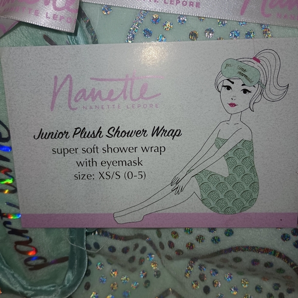 New Nanette Lepore Junior Plush Shower Wrap with Eye Mask - Picture 2 of 6